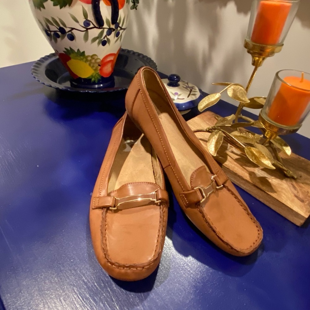 Womanโs loafers
Naturalizer